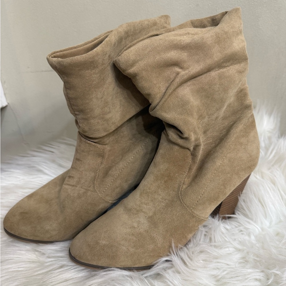Universal Thread Beige Tan Faux Suede Ankle Slouch Heeled Boots Women’s Size 9.5